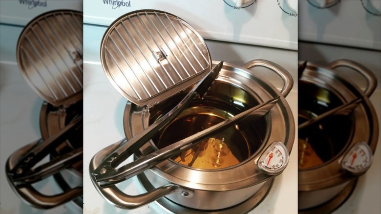 Tempura pot with thermometer and rack