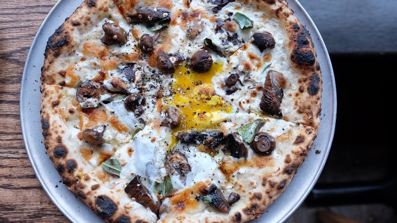 White sauce pizza with egg