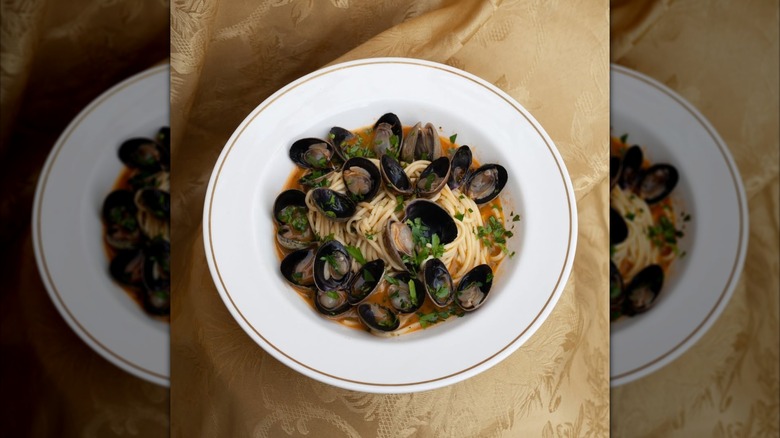 Mussels and spaghetti in a bowl