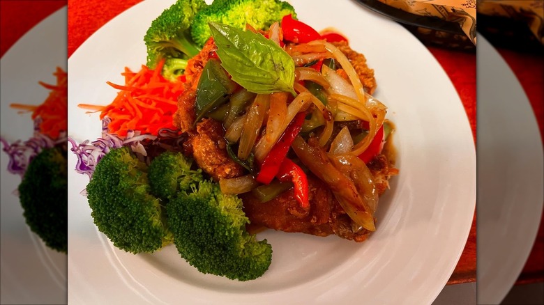 Kapow Gai Tod Thai dish with broccoli, fried chicken, and veggies in sauce at Thai Cottage Bistro