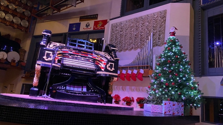 Organ Stop Pizza with huge musical organ on stage