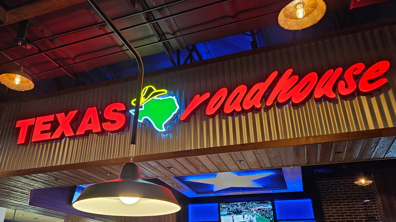 Sign of the Texas Roadhouse restaurant