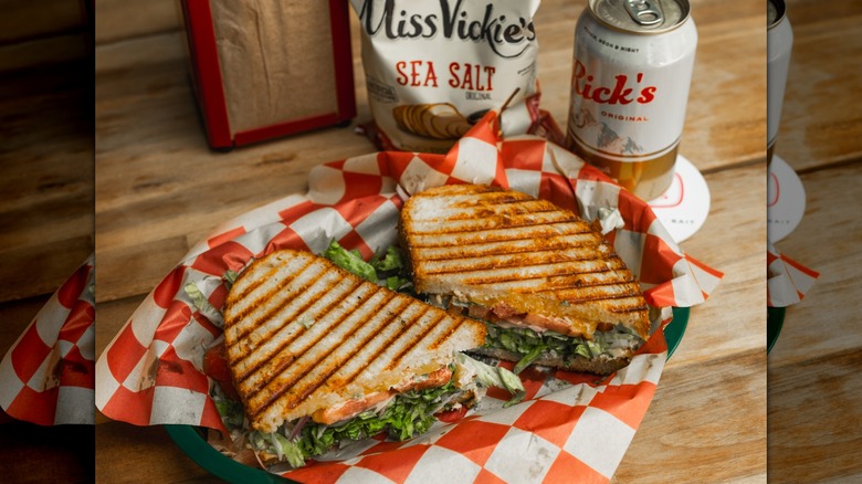 Handsome Dan´s tuna melt with a side of chips and a can of soda