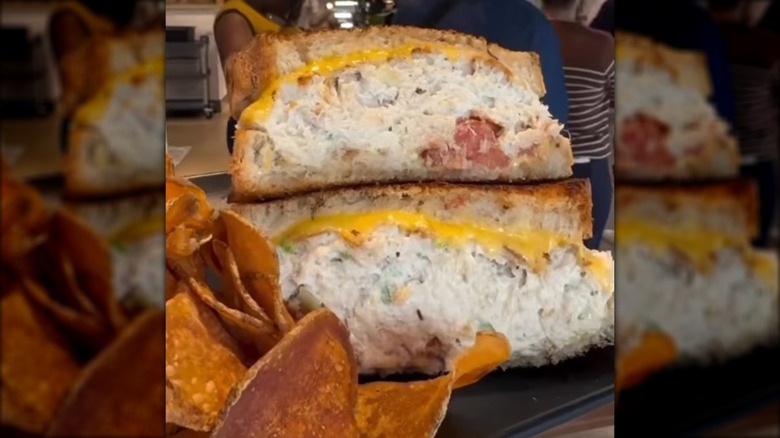 Crazy Mike´s Delicatessen tuna melt with a side of potato chips