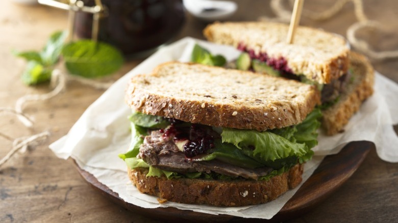 A roast beef sandwich on rye bread