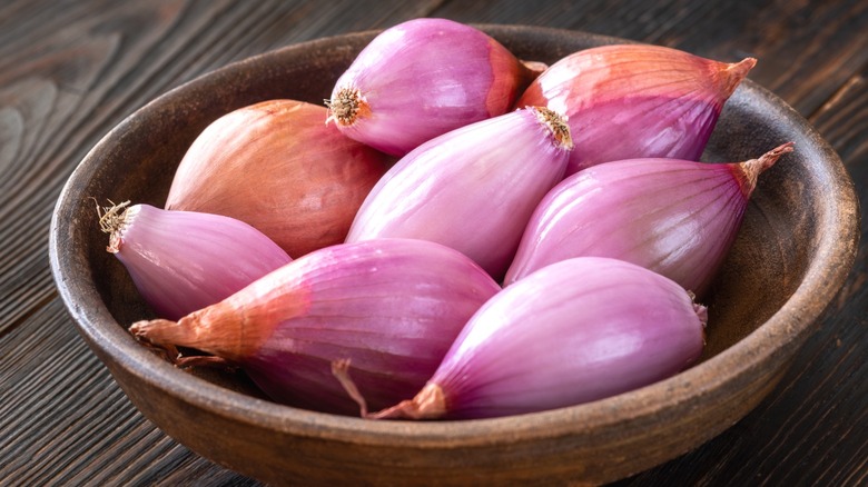 A bowl of purple shallots