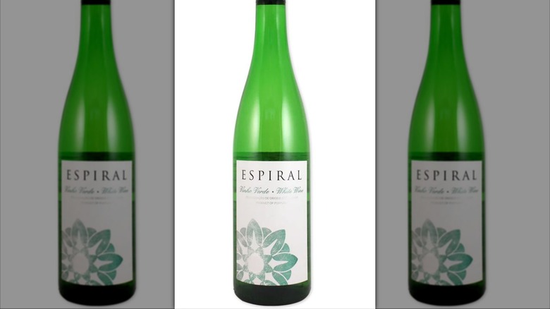 Espiral Vinho Verde bottle on white backdrop