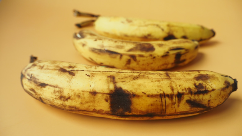 ripe bananas in row