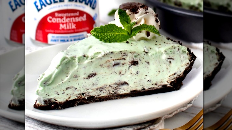 Slice of green grasshopper pie with fresh mint