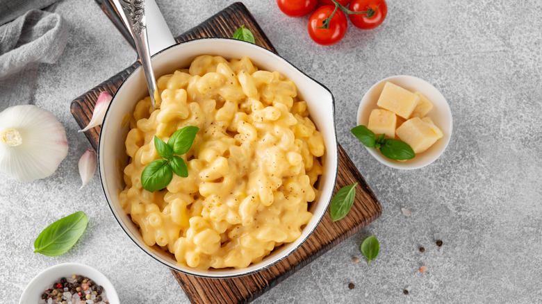mac and cheese in bowl