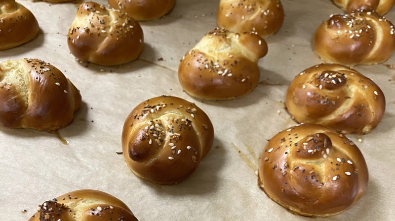 Garlic knots with crispier outside on baking sheet