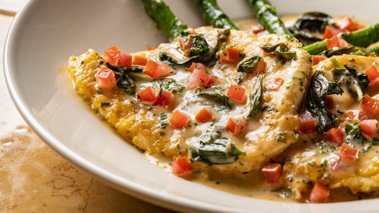 Lemon chicken with diced tomatoes and asparagus