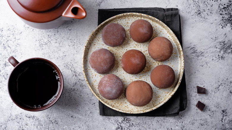 A plate of chocolate mochi, a Q-textured food