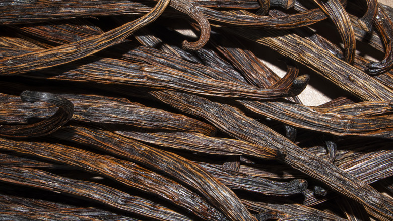 Lots of vanilla beans piled together.