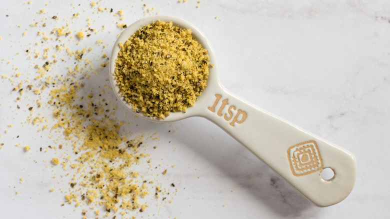 Teaspoon measuring spoon filled with seasoning blend