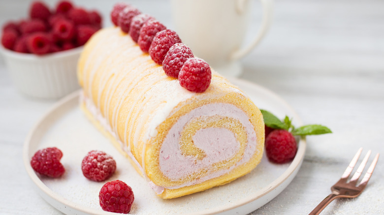 raspberry roulade cake