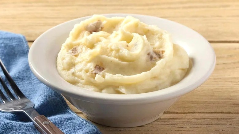 A bowl of Cracker Barrel mashed potatoes.
