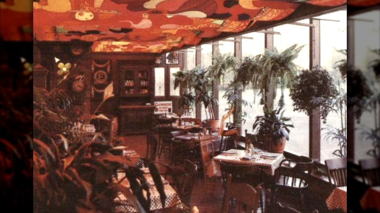 The interior of an Atlanta Houlihan's in the late 1970s.