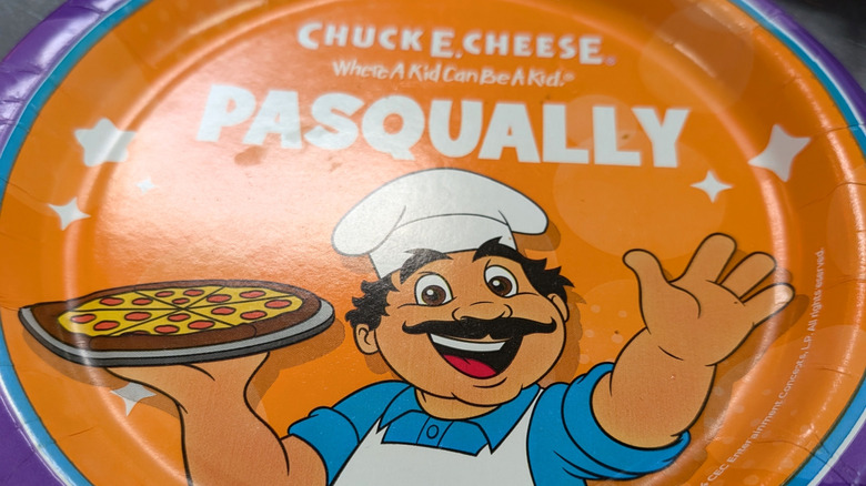 A close up of a paper plate at Chuck E. Cheese with the character Pasqually featured