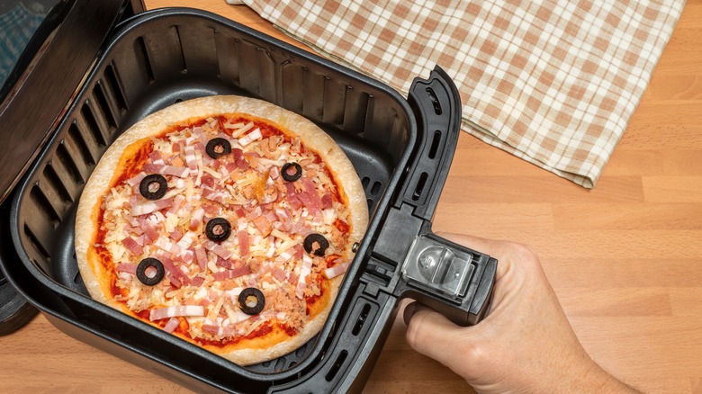 cooking frozen pizza in black air fryer