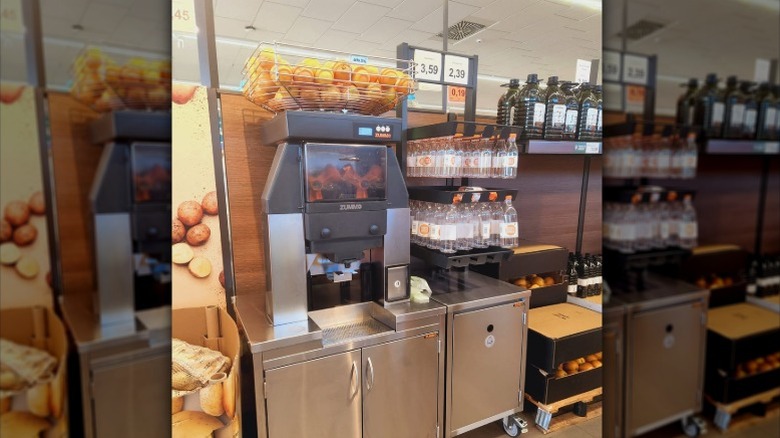 A juicer at an Aldi location in Spain.