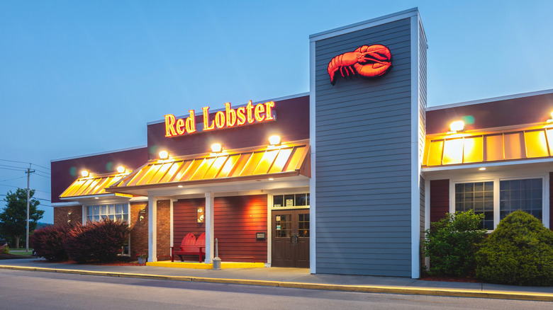 Exterior of a Red Lobster restaurant at twilight