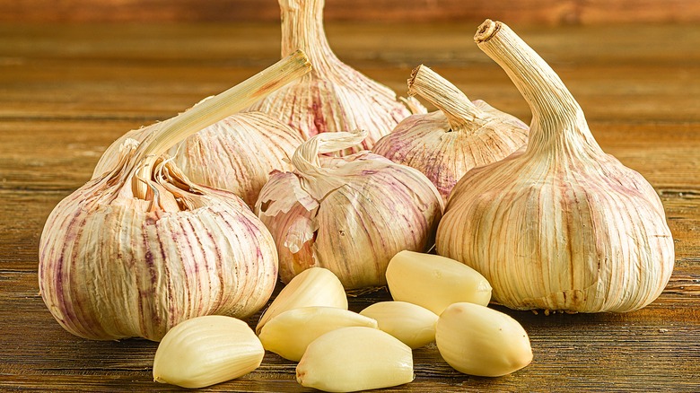 heads and cloves of garlic