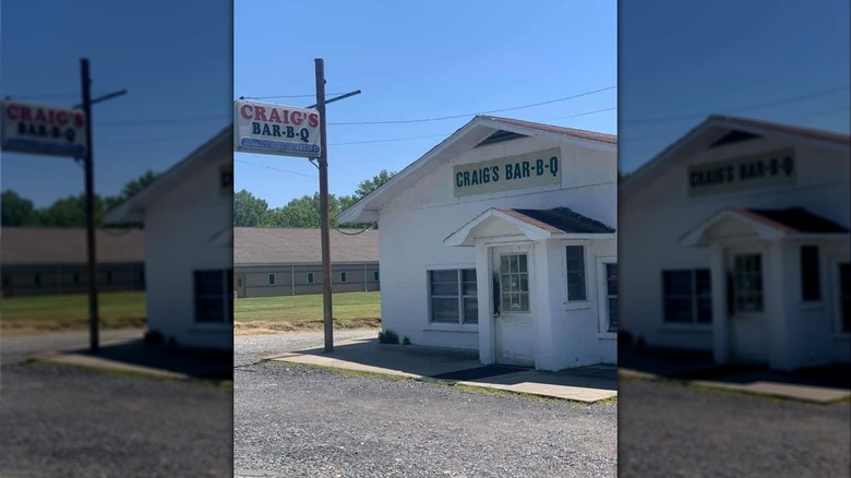 Craig's Bar-B-Q sign and exterior