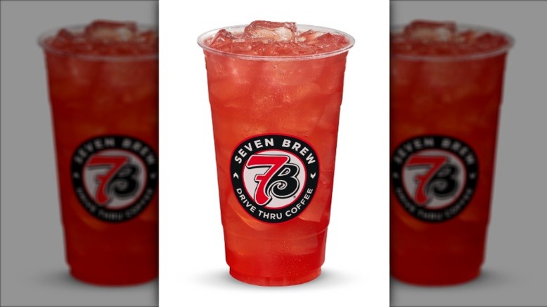 7Brew Bubble Gum Lemonade in a large plastic cup bearing a 7Brew logo on a white background.