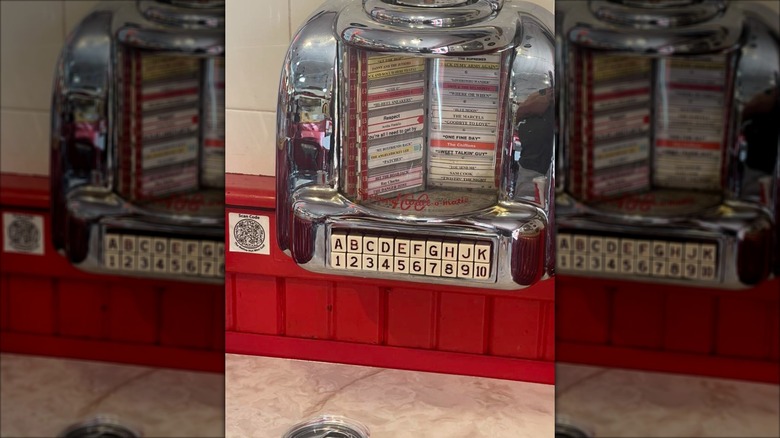 Mini jukebox table top at Cakes-n-Creams 50s Diner