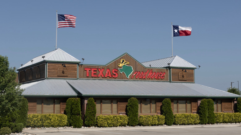 A Texas Roadhouse location exterior seen from the parking lot.