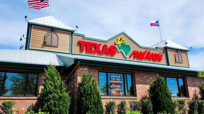 The outside of a Texas Roadhouse restaurant