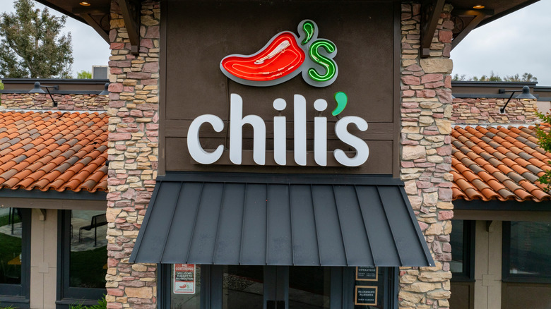 The exterior of a Chili's location with a large "chili's" sign on it.