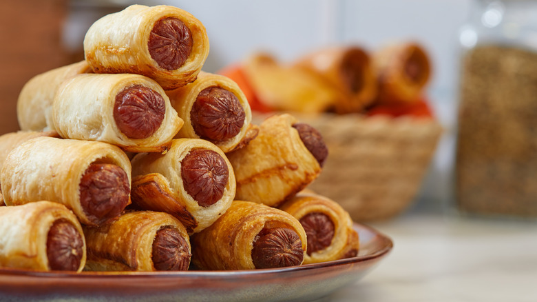 Cocktail wewiners wrapped in puff pastry dough, also called "Pigs in a blanket"