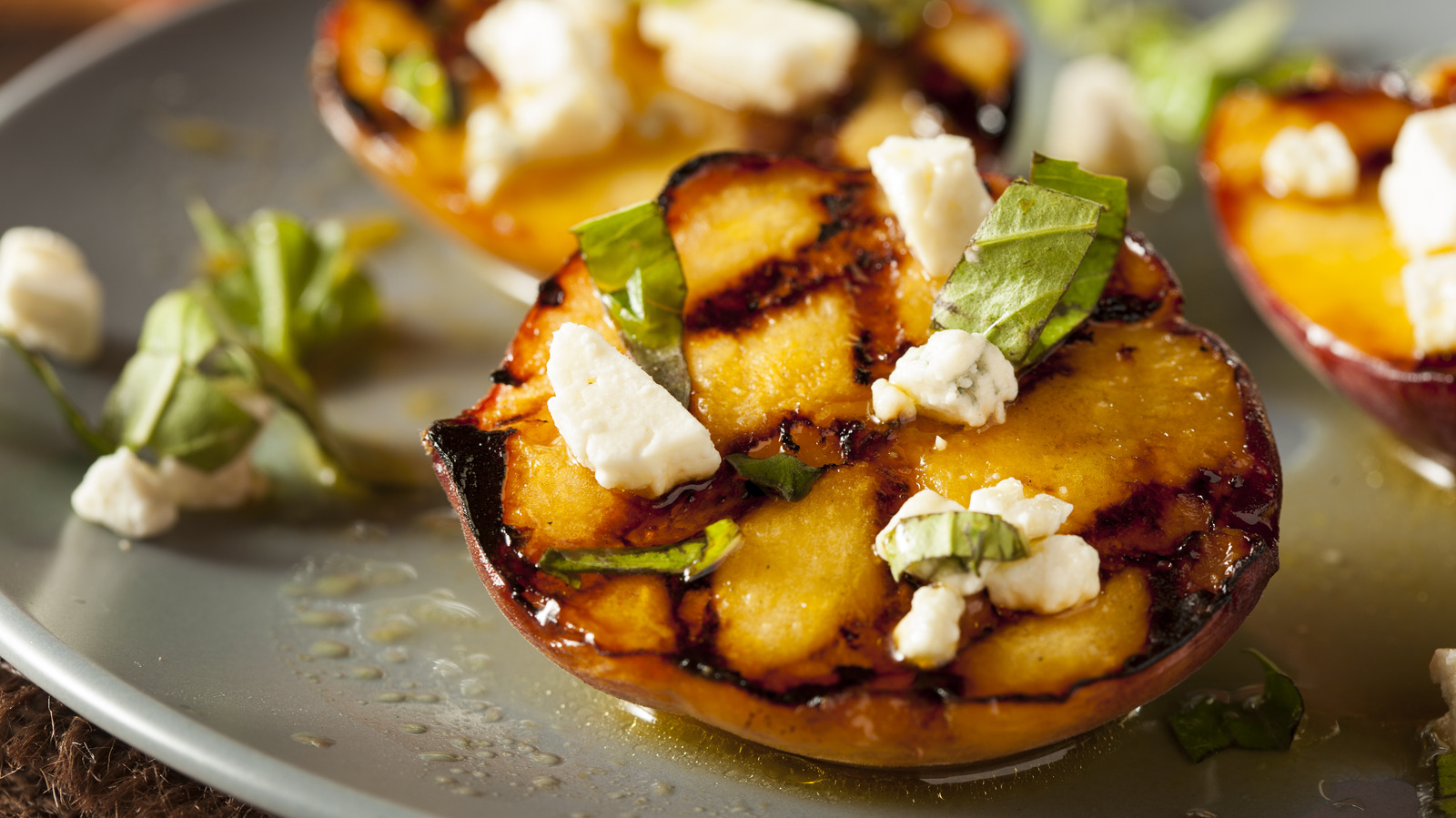 The Key To Picking Out The Best Peaches For Summer Grilling