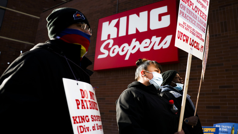 Striking workers with protective mask fighting for better wages in front of a King Soopers