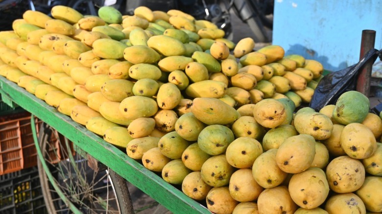 Dusheri mangoes for sale at a produce market in Malihabad.