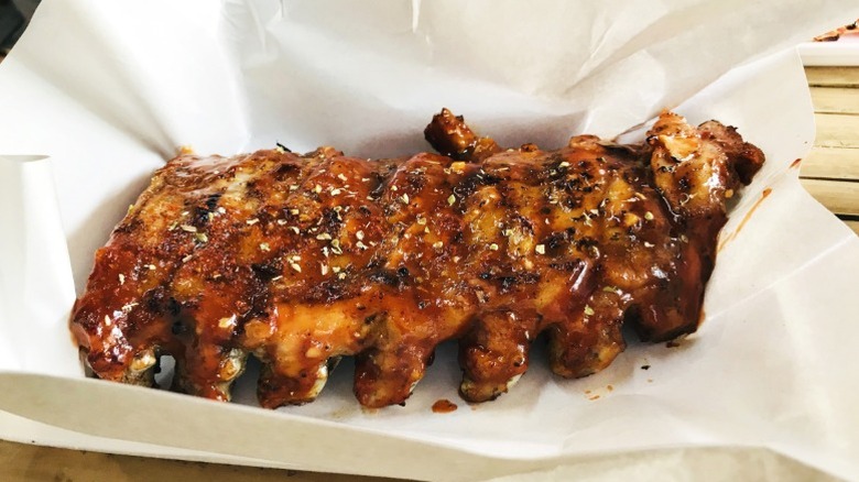 An order of barbecue ribs.