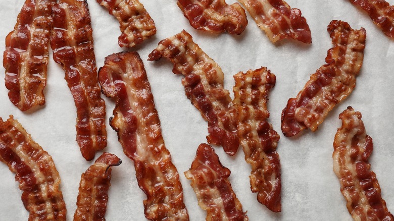 cooked bacon strips