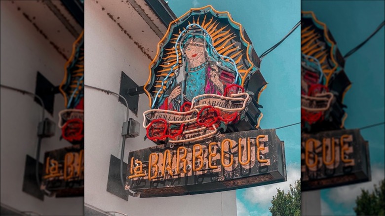 la Barbecue signage