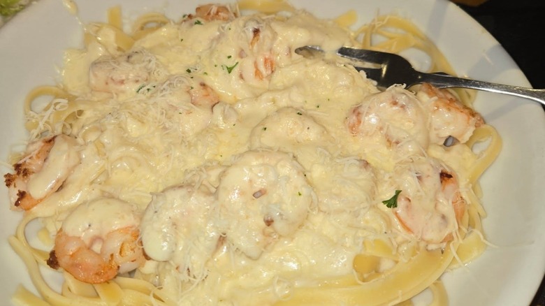 A plate of Olive Garden Shrimp Alfredo Pasta.