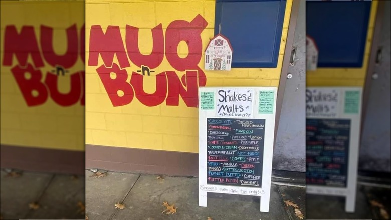 Wall saying Mug-n-Bun and a sign featuring the menu