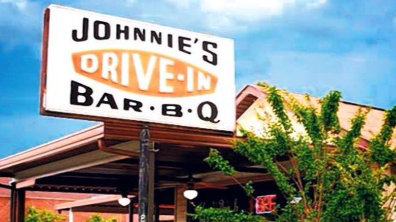 Close up of Old-fashioned Johnnie´s Drive-In and barbecue sign