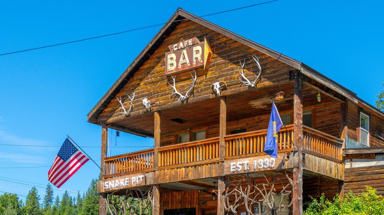 outside and deck of Snake Pit restaurant in Idaho
