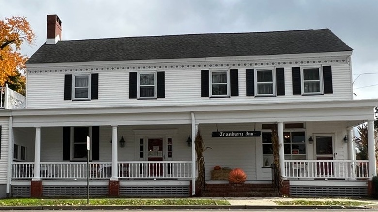 outside and front porch of Cranbury Inn in New Jersey