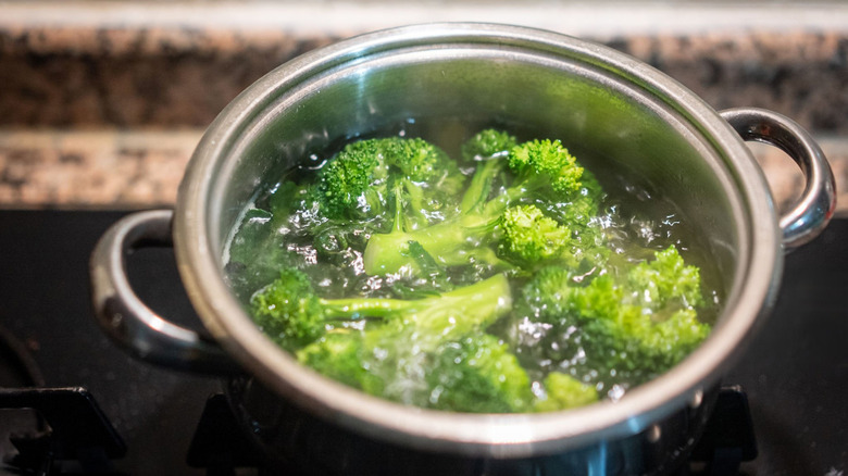 Boiling broccoli in pot