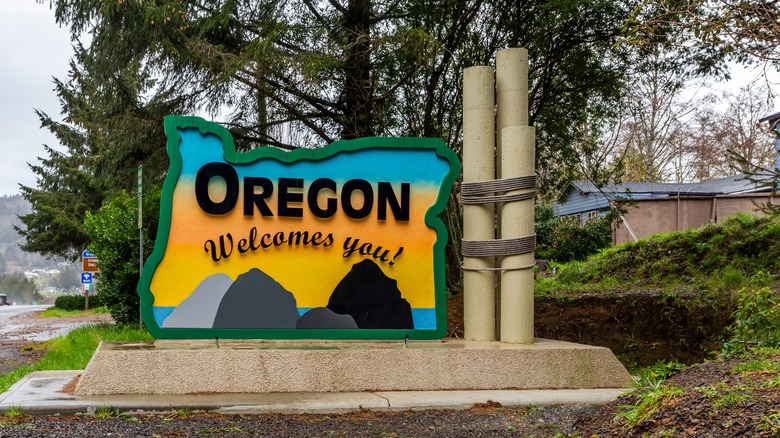 Oregon Welcomes You sign