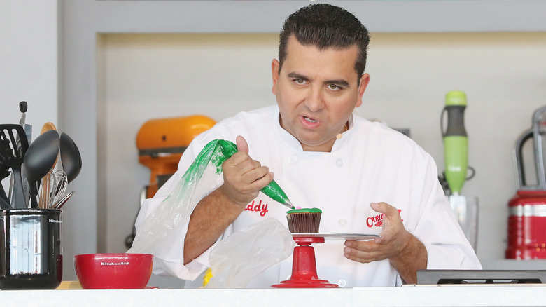 Buddy Valastro icing a cake