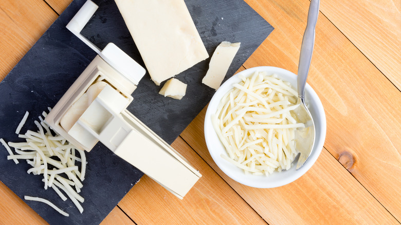 Rotary cheese grater with cheese