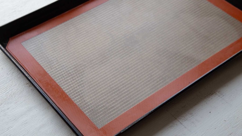 Baking sheet with silicone mat